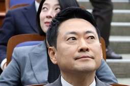 국힘, 윤리위원장 사퇴 요구에 장동혁 대표 리더십 흔들