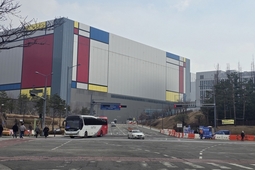 "또 매출 반토막 날라" 고덕 주민·자영업자, 삼성 노조 총파업에 긴장