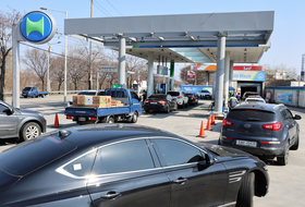 석유 최고가격제 시행 이틀째, 전국 주유소 기름값 두 자릿수 하락