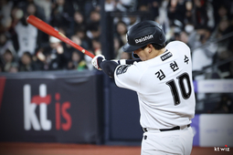 흔들리는 마운드…KT 위즈, 두산에 연장 끝 7-8 '역전패'