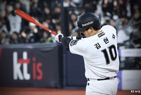 흔들리는 마운드…KT 위즈, 두산에 연장 끝 7-8 '역전패'