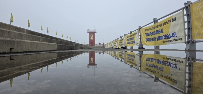 [세월호 특집] 스쳐 온 발걸음, 머무는 눈물로…"팽목항에서 다시 시작된 기억”