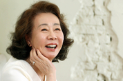윤여정 "오스카 시상식 가려는데 아들이 아시안 증오범죄 우려"