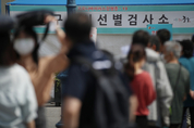 수원 초등학교서 코로나19 집단 감염…급식실 종자사  등 9명