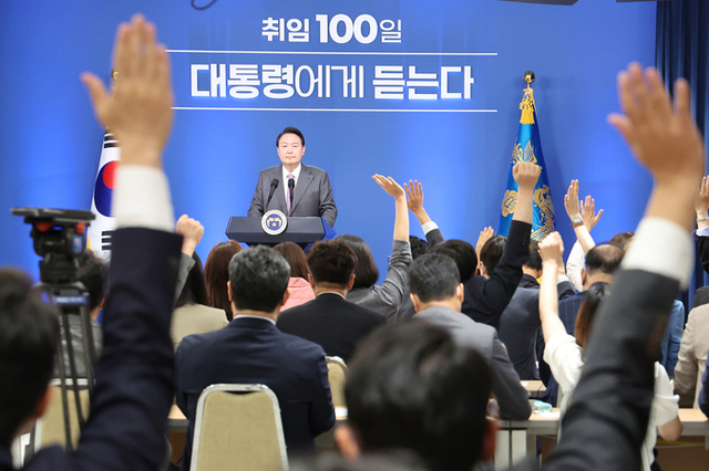 尹 취임 100일 기자회견 “국민 숨소리 하나 놓치지 않고 저부터 분골쇄신”