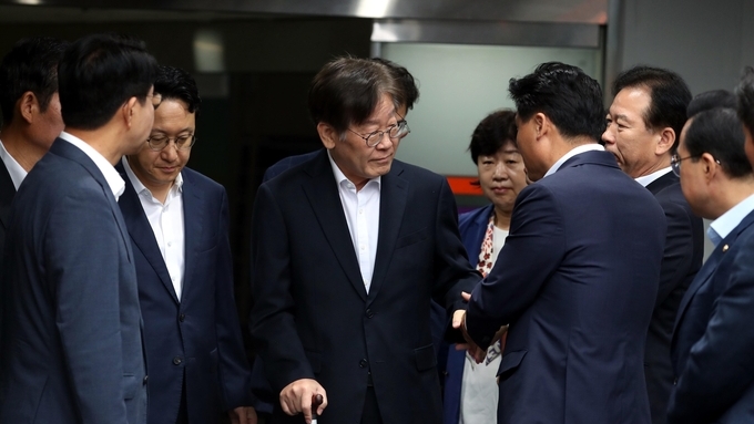 민주당 중진 의원들, ‘李 구속’ 갈림길서 당내 분열 진화 나서