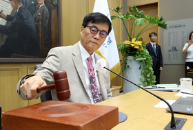 한은, 기준금리 2.5 동결…가계대출 폭증에 숨고르기