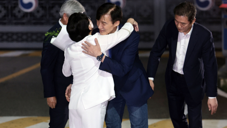 조국 석방 일성…“검찰독재 종식 상징적 장면으로 기록될 것”