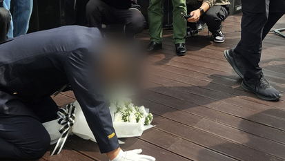 “지켜주지 못해 죄송”…영흥파출소 당직 팀장 추모현장 찾아 사죄