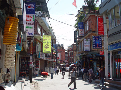 먹고 마시고 즐기고 나누고 떠날 수 있는 곳. 좁고 얽혀있는 타멜거리에는 여행자를 위한 모든 것이 있다.