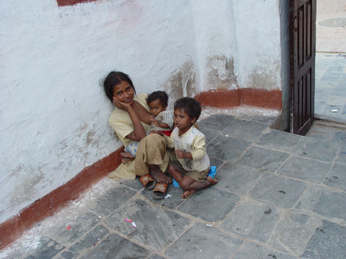 낯선 얼굴, 순박함이 너무 이뻐~. 애나 엄마나 사랑스럽기만 하다. 보우더나트 입구(세계최대의 불탑)에서 여인이 젖을 먹이고 있다. 허락 없이 사진기를 들이대는 낯선 외국인을 빤히 쳐다보고 웃는다.
