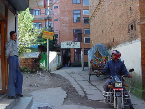 골목길 무서워 마시라. 호텔 ‘마낭’ 맞은편 골목으로 들어가면 눈앞에 ‘짱’이라고 쓰인 간판이 나타난다. 골목 중간에는 영화관이 있는데, 한 달 내 설마 영화관일거라고는 생각지도 못했다.