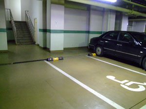 삼성물산이 지난 2000년 시공한 용인 구성 삼성 래미안 1차 아파트가 분양 당시와는 달리 지하주차장과 엘리베이터가 곧바로 연결되지 않아 주민들이 불편을 겪고 있다.