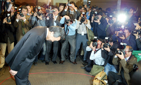 손학규 전 경기도지사가 19일 서울 백범기념관에서 열린 한나라당 탈당 기자회견에서 취재진과 참석자들에게 인사를 하고 있다. /장문기기자 hichang@