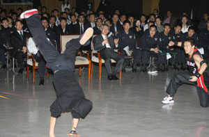 11명의 전.의경으로 구성된 경기지방경찰청 홍보단의 창단기념 공연이 29일 경기도경찰청 강당에서 열렸다. 홍보단원들이 그동안 갈고 닦은 실력을 선보이고 있다./노경신기자 mono316@