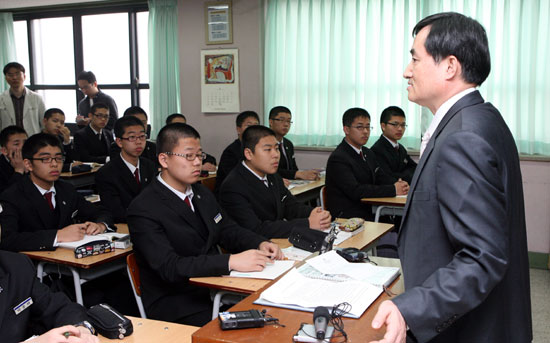 신영철 수원지방법원장이 24일 법의 날을 맞아 수원시 수성고등학교에서 학생들에게 법의 중요성에 관해 강의하고 있다./장문기 기자