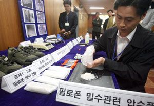 수원지검은 처방전 없이 구입할 수 있는 감기약으로 만든 필로폰과 중국에서 등산화를 이용하여 밀수입한 필로폰 600그램 등을 1일 언론에 공개 했다. /노경신기자 mono316@