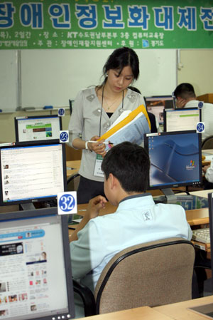 경기도장애인정보화대제전이 16일 수원시 메탄동 KT수도권남부본부에서 열렸다. 정보검색부문에 출전한 장애인학생이 컴퓨터를 이용, 문제를 풀고 있다. /장태영기자 jty1414@