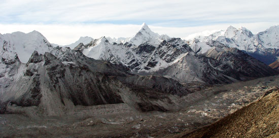 칼라파타르 언덕에서 본 쿰부 빙하와 로체(8천414m). 설산이 둥글게 원을 그리며 섰다. 손을 뻗으면 닿을 듯.