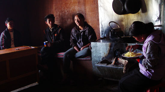 해가 뉘엿뉘엿 어두워지는데 나무로 아궁이를 지피는 부엌에서 롯지의 안주인과 일꾼들이 정겨운 대화를 나누고 있다.