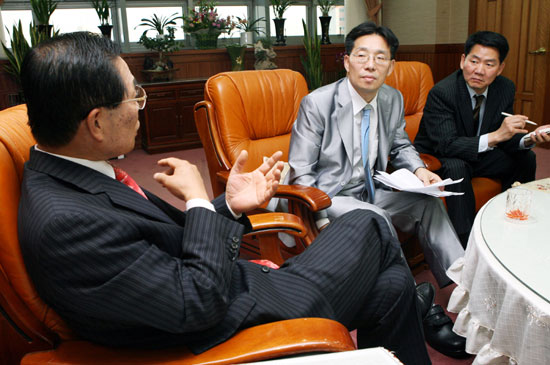 지난 15일 도교육청 교육감실에서 김진춘 교육감이 본지 김찬형편집국장과 정책방안 대담을 벌이고 있다.