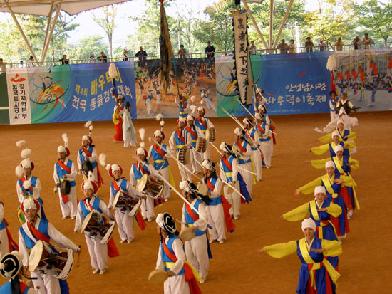 안성시립남사당 바우덕이 풍물단이 공연하고있다.