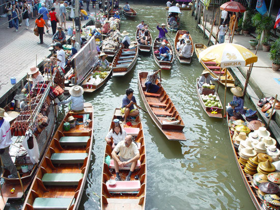말만 수상시장이죠. 관광객을 태우고 떠다니는 수상시장의 배들 사이로 기념품과 먹거리를 파는 배도 함께 지나다닌다.