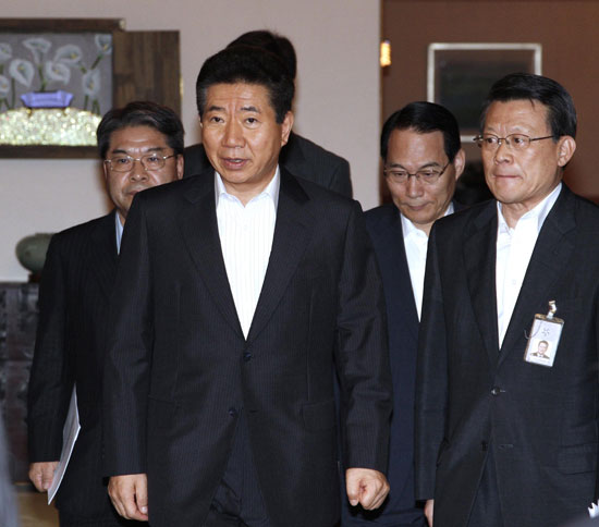 노무현대통령이 8일 오전 청와대에서 열린 국가안전보장회의에서 남북정상회담 대책 등 현안을 논의하기 위해 회의장으로 들어서고 있다. /연합뉴스