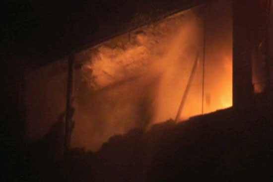 9일 오후 8시35분쯤 의왕시 고천동 화장품케이스 공장에서 화재가 발생, 불길이 치솟고 있다./의왕소방서 제공