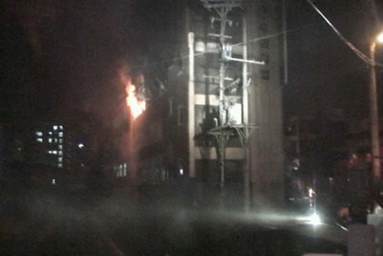 9일 오후 8시35분 의왕시 고천동 화장품케이스 공장에서 화재가 발생, 소방대원들이 진화작업을 벌이고 있다./의왕소방서 제공