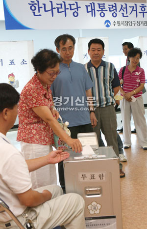 한나라당 대통령선거 후보자 경선 투표가 실시된 19일 수원시 장안구청에 마련된 투표소에서 유권자들이 투표를 하고 있다./노경신기자 mono316@