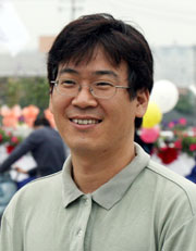 >> 이재웅 작가는 중앙대 문예창작학과 졸업 2001 실천문학으로 데뷔 2005 장편소설 <그런데 소년은 눈물을 그쳤나요> 출간 2007 단편소설집 <럭키의 죽음> 출간