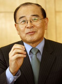 성남산업진흥재단을 이끌고 있는 김봉한 대표는 지난 1968년 성균관대 경제학과를 졸업한 이후 대한무역투자진흥공사(KOTRA)에서만 31년간 근무한 해외무역전문가이다. 김 대표는 오슬로·리스본·워싱톤·런던·시드니·뉴욕 무역관장에 미주 본부장을 역임했고 (주)부산전시컨벤션센터 이사 및 (주)한·러 트래이드 센터 이사, 경기도경제투자관리실, 외국인 투자센터 소장 등을 두루 거친 후 지난 2003년 성남산업진흥재단 대표이사로 취임했다. 성남지역 중소·벤처기업의 발전을 통해 경제활성화를 이루겠다는 김 대표. 그는 올해 초 향후 성남시의 미래 성장 동력 산업으로 IT-SoC 차세대 이동통신 의료·바이오 산업을 선정해 오는 2030년을 목표로 집중 육성한다는 계획을 밝혔다.