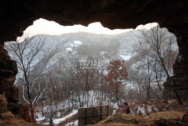 고구려의 숨결이 넘쳐 흐르는 중국 지안(吉安)의 국동대혈(國東大穴) 통천혈(通天穴). 넓은 대지를 달리며 승리의 함성을 외쳤던 선조들이 천신(天神)에 대한 제사의식인 동맹제(東明際)를 지내던 곳이다. 건국 60주년을 맞아 바라 본 고구려는 자랑스러운 우리의 역사적 문화유산이다.