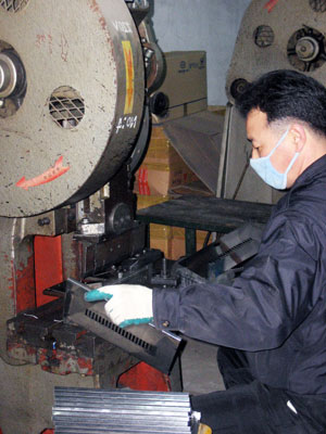 3일 수원 영통 소재 업소용 로스타 제조업체에서 한 직원이 프레스 작업을 하고 있다.