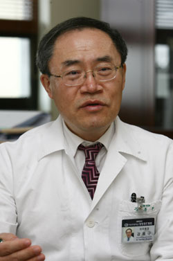 강용구 도생활체육협의회 회장은충남 아산이 고향인 강용구 회장은 가톨릭의대 대학원을 졸업한 뒤 지난 1982년 정형외과 전문의 자격을 취득했으며, 지난해 3월 가톨릭대학교 성빈센트병원 의무원장으로 취임했다. 강 회장은 한국조직은행연합회 회장을 역임했고 현재 아시아태평양 조직은행 연합회 사무총장, 국제원자력기구(IAEA) 조직은행 기술 자문위원, 아시아·태평양 근골격계 중앙학회 편집위원을 맡는 등 국내·외 의학계에서 활발한 활동을 펼치고 있다.