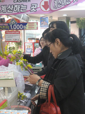 소비자들이 10일 균일가 생활용품점 다이소 수원남문점에서 저가로 구입한 물품을 계산하고 있다.