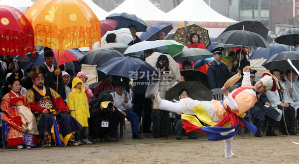  전국적으로 봄을 재촉하는 비가 내린 23일 수원 화성행궁 상설 한마당 개막공연이 열렸다. 매주 토요일 오후에 토요상설공연이 열리며, 매주 일요일에는 장용영 수위의식이 거행된다. 또한 화성행궁안에서는 매주 토, 일요일 주말체험마당이 개최되며, 무예24기 공연은 월요일을 제외한 매일 오전11시에 볼 수 있다.