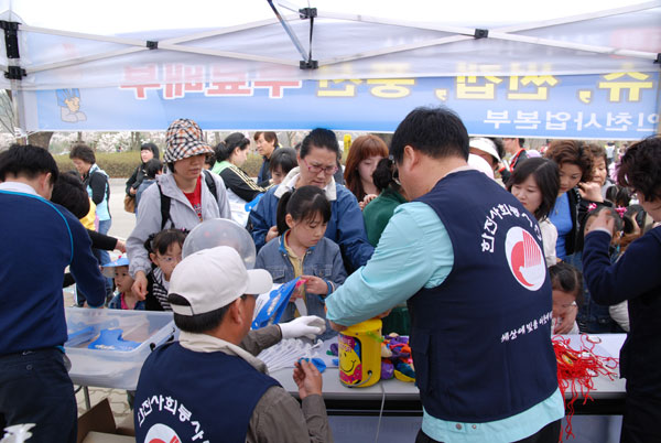 한전 인천사업본부 사업지원팀과 남인천지점은 4월 고객의 달을 맞아 인천대공원 벚꽃축제 행사에서 미아예방 명찰 달아주기 활동을 전개했다.