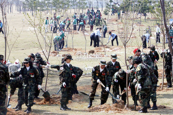 ‘푸른 경기, 아름다운 경기도를 만들자’는 슬로건을 내걸고 있는 경기농림진흥재단은 15일 안산 호수공원에서 ‘내집, 내직장 그린스타트’ 행사를 개최했다. 도내 새마을회원, 노동조합, 기업 등 5천여명이 참가, 단풍나무를 비롯 9종 1천여 그루의 나무를 심었다.