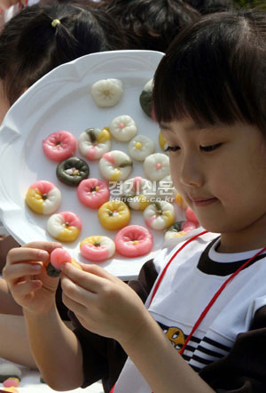 30일 화성시 소재 경기도농업기술원 농업과학관 야외 전시장에서 어린이 전통 떡 체험행사에 참가한 어린이가 정성스럽게 떡을 만들고 있다. /노경신기자 mono316