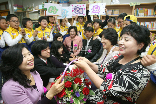 스승의 날을 이틀 앞둔 13일 안성초등학교에서 어린이적십자(RCY) 단원들과 함께 현직 선생님들이 한 학교에서 같이 근무하는 자신의 은사 선생님들에게 감사의 꽃다발을 전하고 있다.