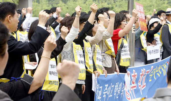 한국학원총연합회 경기도지회는 22일 도교육청 앞에서 ‘4.15 학교자율화’ 철회를 요구하는 집회를 열고, ‘방과후 학교’를 반대하는 구호를 외치고 있다. /장문기 기자 photo@