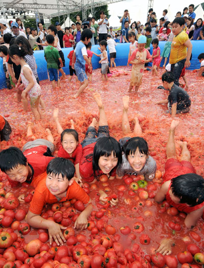  22일 광주시 퇴촌면 정지리에서 열린 제6회 퇴촌 토마토 축제에서 어린이들이 벌을 이용한 친환경 재배방식으로 생산된 퇴촌토마토가 가득 든 인공 풀장에서 즐거운 시간을 보내고 있다.