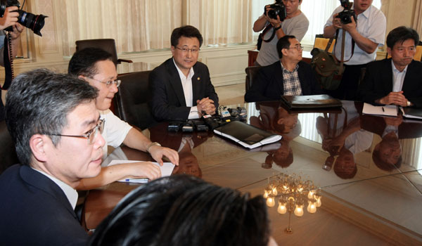 홍양호 통일부 차관(왼쪽에서 세번째)이 13일 서울 삼청동 남북대화사무국에서 금강산 관광객 박왕자씨 피살 사건과 관련, 정부 합동 대책반 회의를 주재하고 있다. /연합뉴스