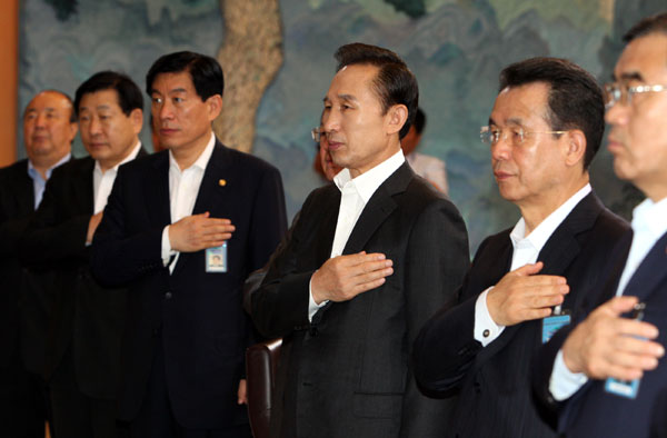 이명박 대통령과 국무위원들이 16일 오전 청와대에서 열린 국무회의에서 국민의례를 하고 있다. /연합뉴스