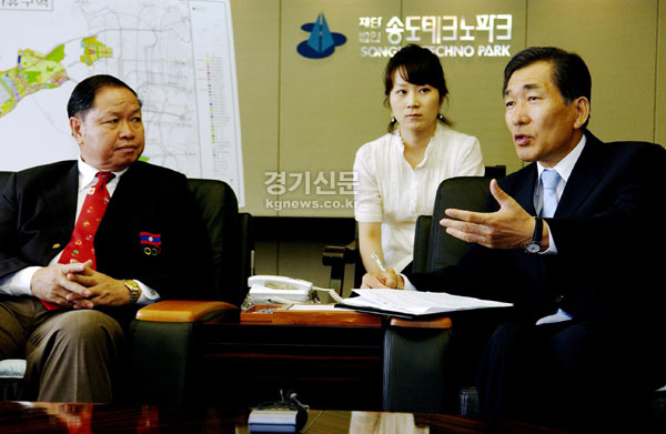 인천을 방문한 라오스 국가올림픽위원회(NOC) 푸통 위원장(왼쪽) 일행이 송도갯벌타워 접견실에서 안상수 인천시장을 만나 스포츠 교류 등에 관한 다양한 의견을 나누고 있다. /김상섭 기자 kss@