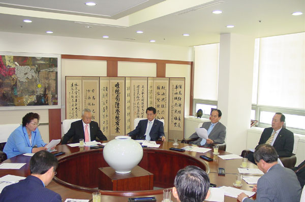 수원지역 경제관련기관단체장 10명이 22일 수원상공회의소 회의실에서 기관 신규 정책 및 사업계획 등에 대해 의견을 나누고 있다./사진제공=수원상공회의소