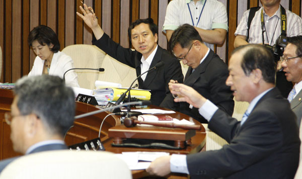 쇠고기 국정조사 최병국 위원장이 29일 국회 열린 쇠고기 국정조사특위에서 여야 간에 증인채택문제로 난상토론이 이어지자 여야 간사간 합의를 강조하고 있다. /연합뉴스