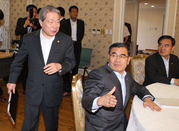 유명환 외교통상부장관이 31일 오후 청와대에서 열린 외교안보정책조정회의를 주재하기 위해 밝은 표정으로 회의장에 들어서고 있다. 오른쪽은 이상희 국방장관, 조중표 국무총리실장. /연합뉴스